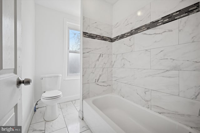 bathroom with toilet and tiled shower / bath