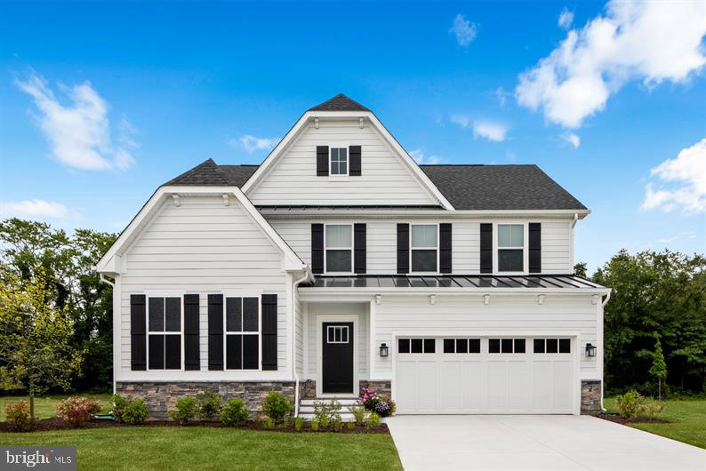 view of front of house featuring a garage and a front yard