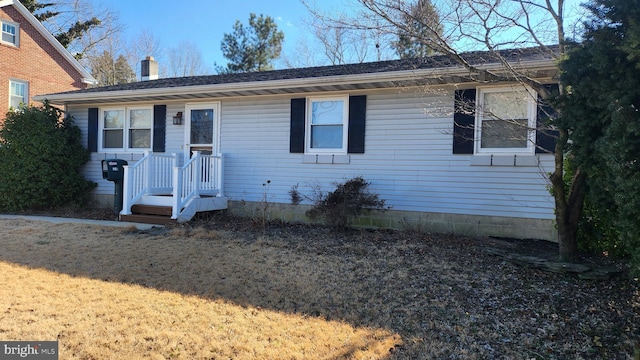 view of front facade with a front lawn