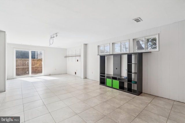 spare room featuring visible vents and light tile patterned floors