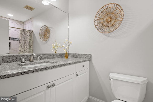 full bath featuring visible vents, toilet, vanity, a shower with curtain, and baseboards