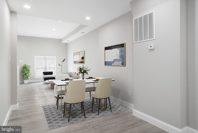 dining room with light wood-type flooring, baseboards, visible vents, and recessed lighting