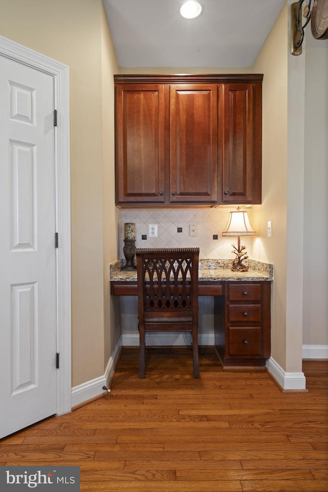 bar with tasteful backsplash, dark wood finished floors, and baseboards