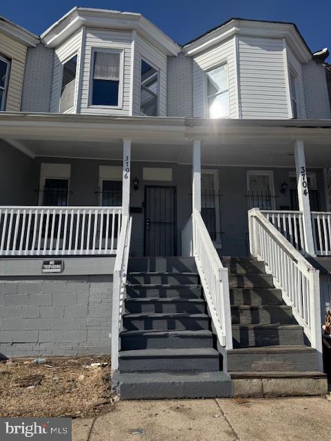 entrance to property featuring a porch