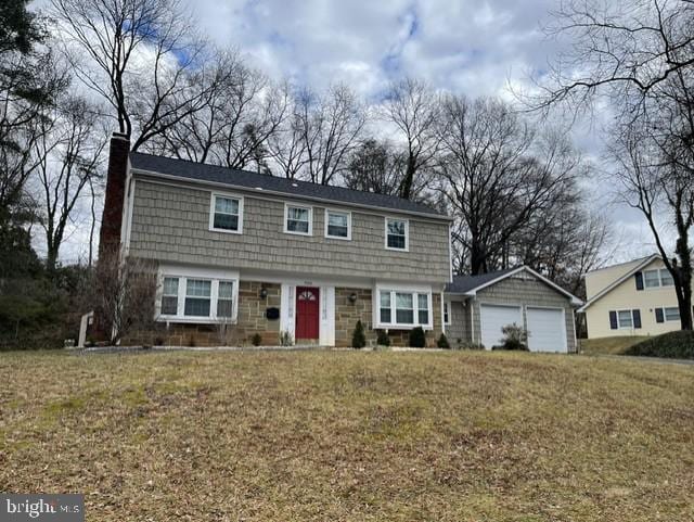 view of front of home featuring a front lawn