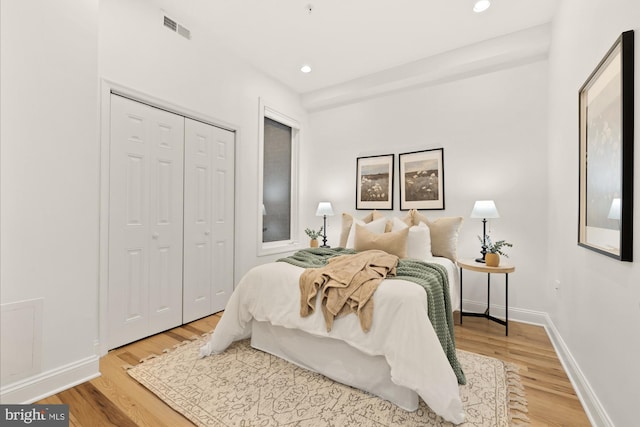 bedroom featuring recessed lighting, wood finished floors, visible vents, and baseboards