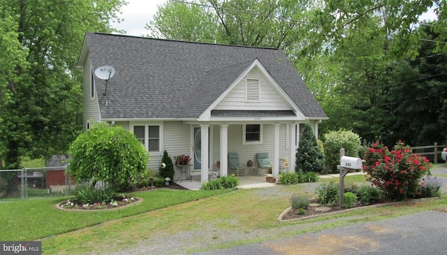 view of front of property featuring a front lawn and a porch