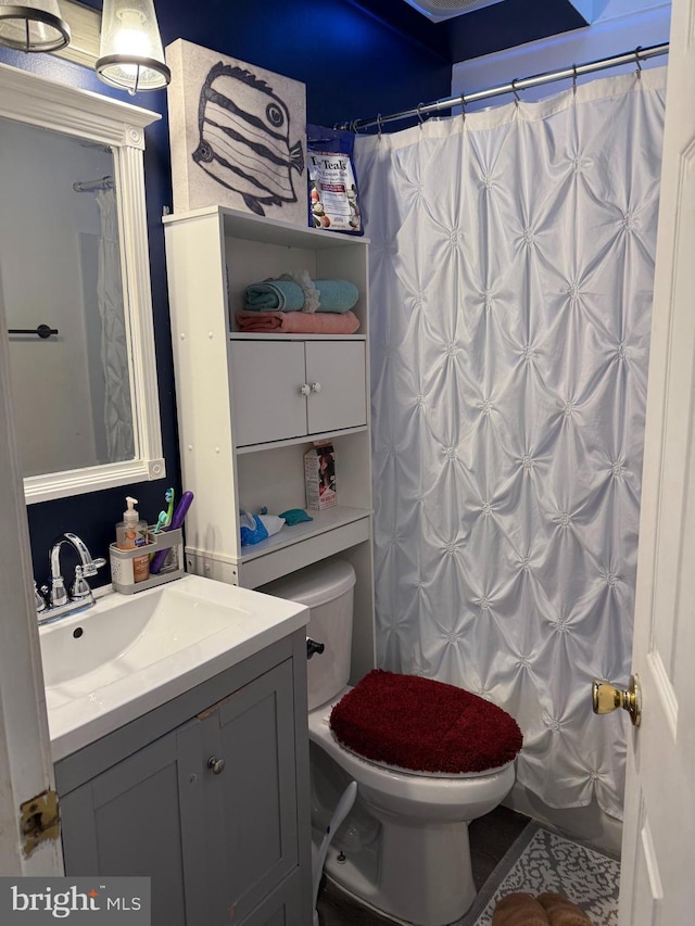 full bath with toilet, a shower with curtain, and vanity