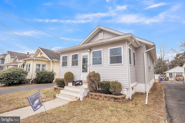 bungalow featuring a front yard