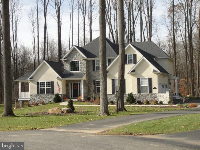 view of front of house with a front yard