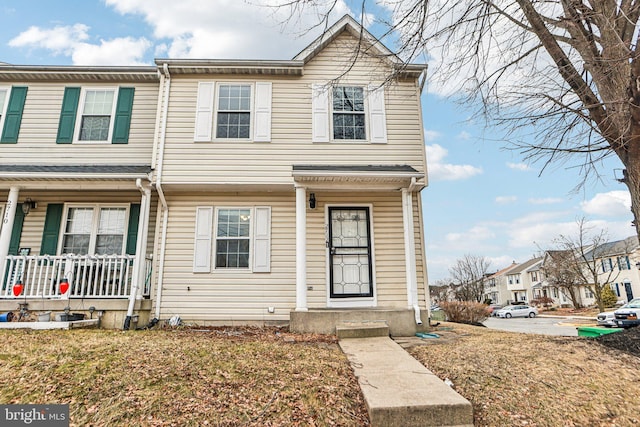 townhome / multi-family property featuring a front lawn