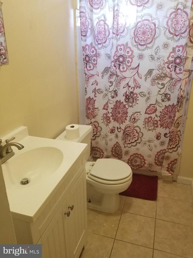 bathroom featuring tile patterned flooring, a shower with shower curtain, vanity, and toilet