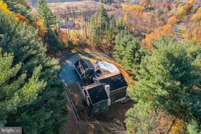 bird's eye view featuring a wooded view