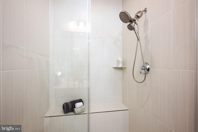 full bathroom featuring tiled shower