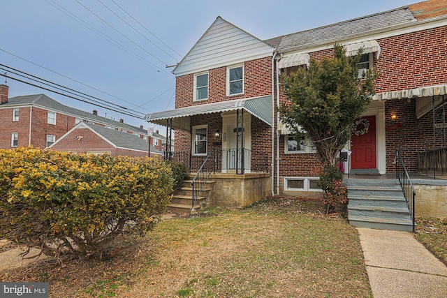 view of front of property featuring a front yard