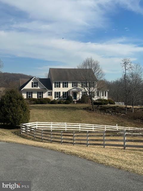 view of front facade with a fenced front yard