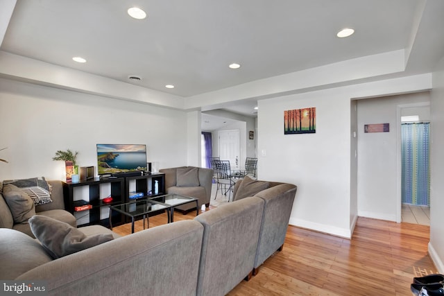 living area featuring recessed lighting, light wood-style flooring, and baseboards