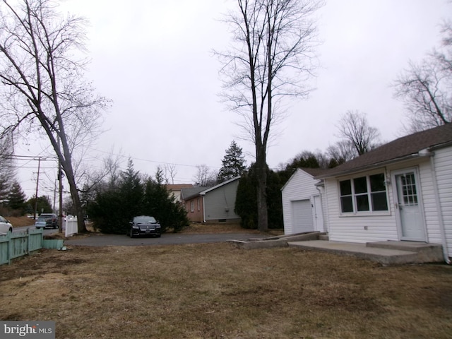 view of yard with a garage