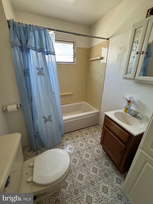 full bathroom featuring shower / bath combination with curtain, vanity, and toilet