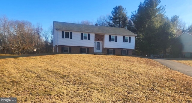 bi-level home featuring a front yard