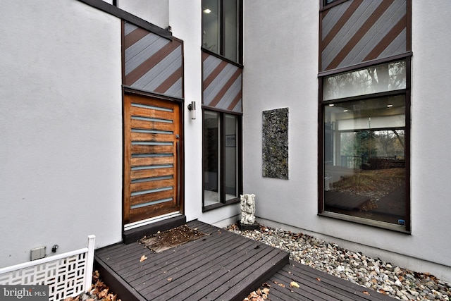 view of exterior entry featuring stucco siding