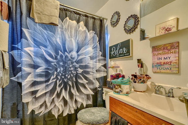 bathroom with a shower with curtain and vanity