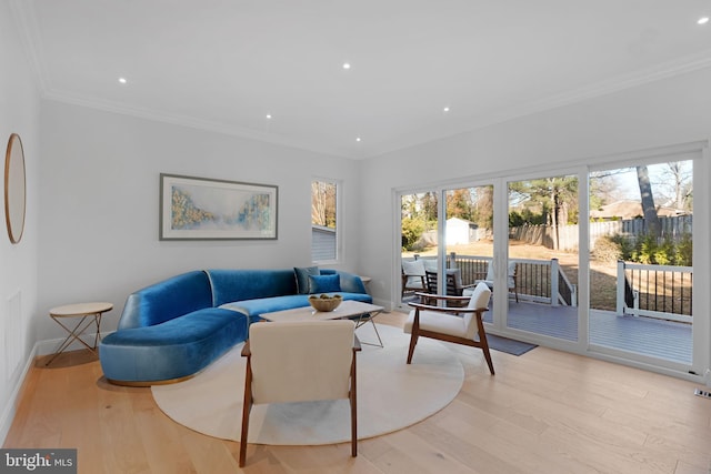 living room featuring ornamental molding, light wood finished floors, baseboards, and recessed lighting