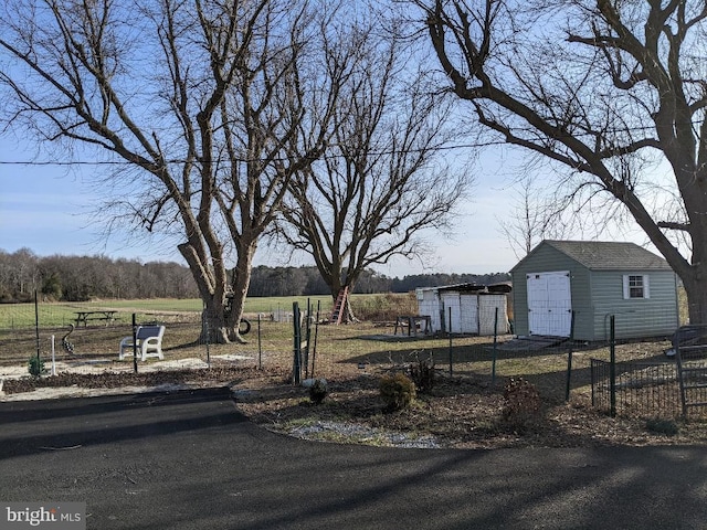 view of yard with an outbuilding and fence