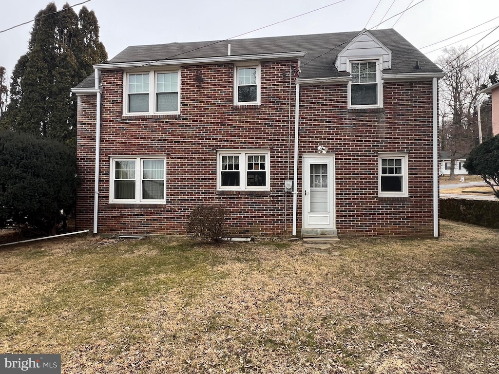 view of front of house featuring a front lawn