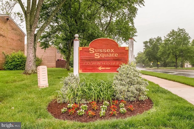 community / neighborhood sign with a yard