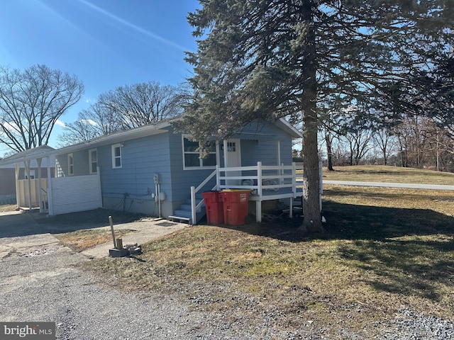 view of front of house featuring a front lawn