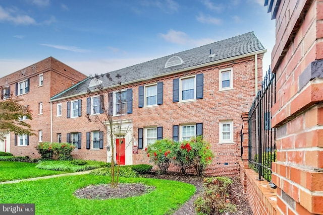 view of front of home featuring a front lawn