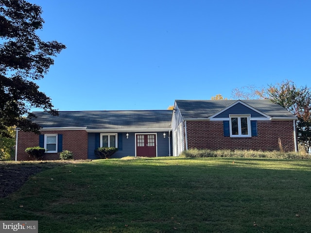 ranch-style house featuring a front lawn