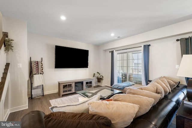 living area featuring recessed lighting, baseboards, and wood finished floors