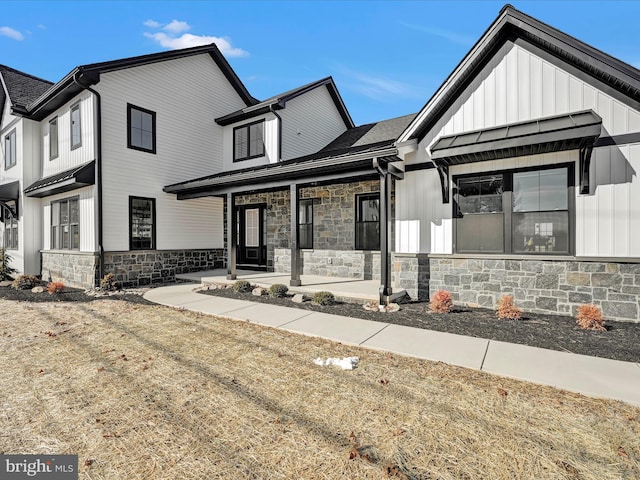 view of front of property featuring covered porch and a front lawn