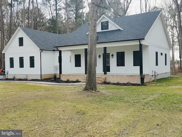 modern farmhouse style home with a front lawn and a shingled roof