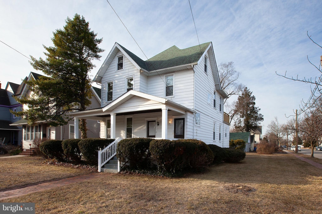 view of front facade featuring a front lawn and a porch