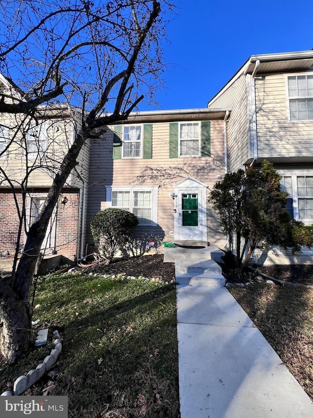 view of front of house featuring a front yard