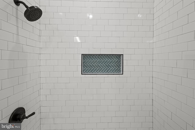 bathroom featuring tiled shower