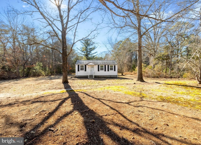 view of front of home featuring an outdoor structure