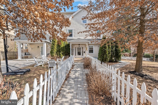 view of front of home with a fenced front yard