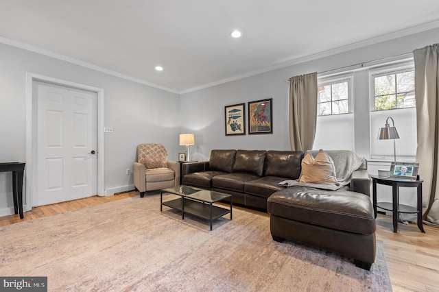 living area featuring baseboards, ornamental molding, light wood-style flooring, and recessed lighting