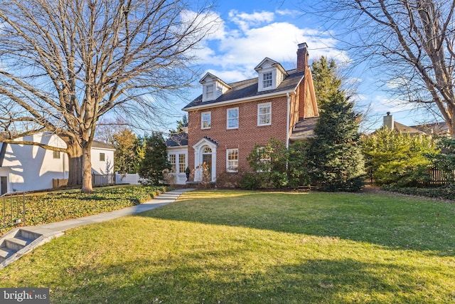 view of front of property featuring a front yard