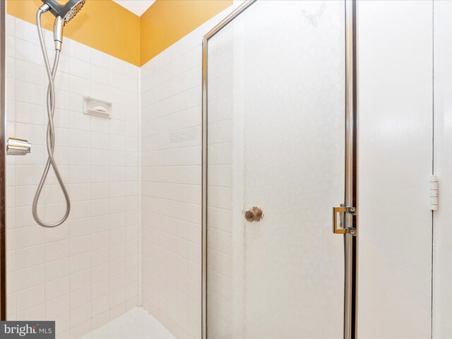 full bath featuring tiled shower