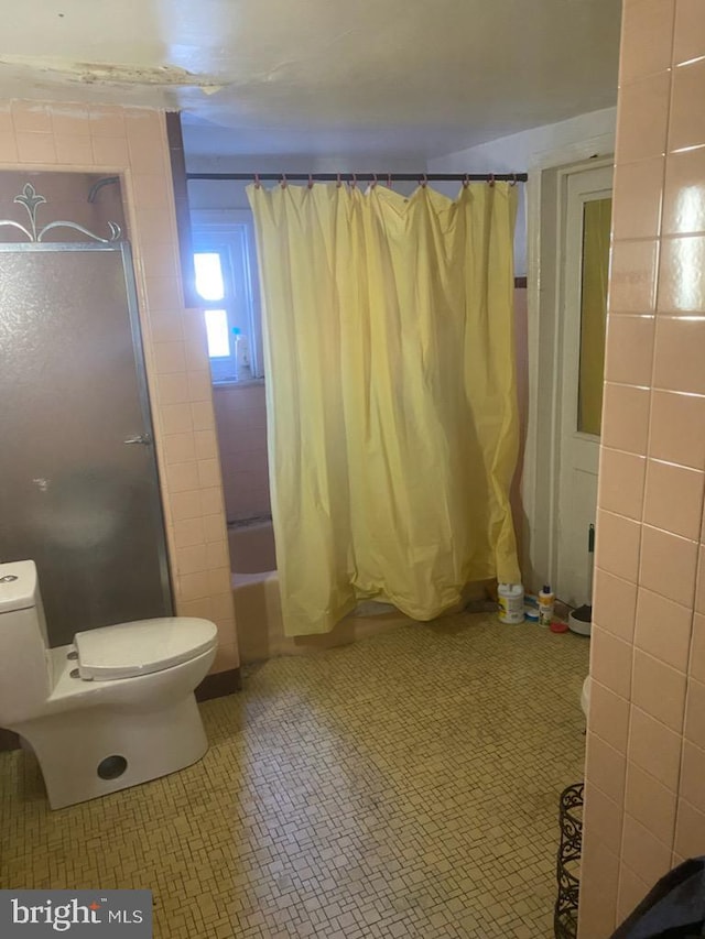 bathroom with toilet and shower / bath combination with curtain