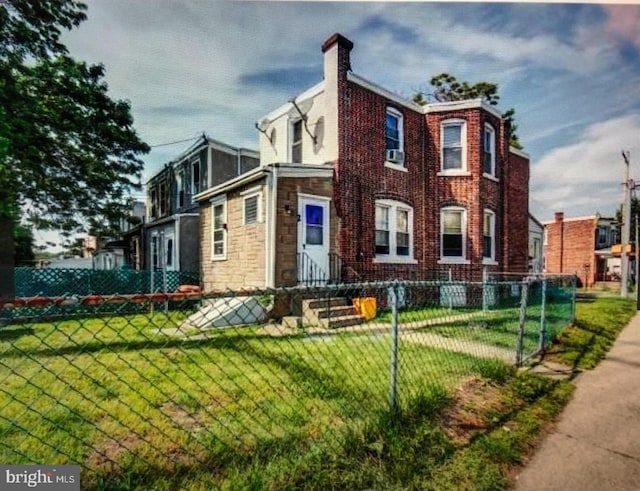 view of front of home featuring a front lawn