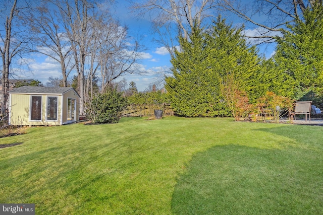 view of yard featuring a storage shed