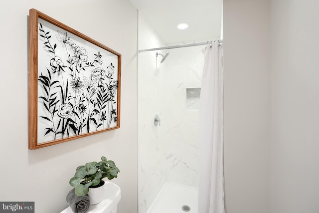 bathroom featuring curtained shower