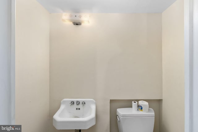 6510 Oakwood Dr, Falls Church, VA 22041 - bathroom featuring toilet