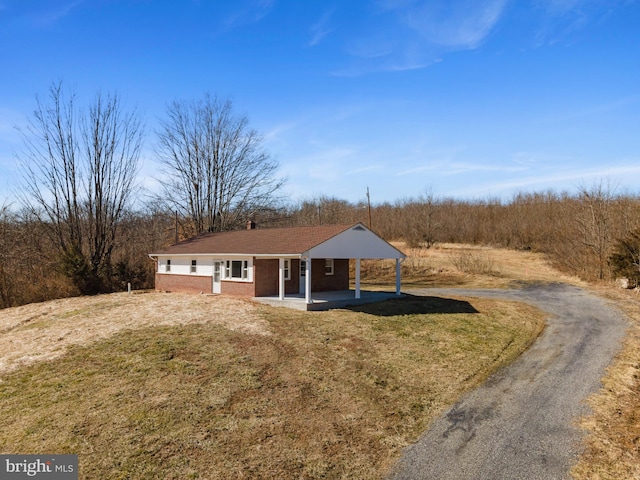 view of front of property featuring a patio and a front yard